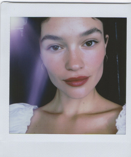 Le retour en force du blush : poudre ou crème, quelle application privilégier ?
