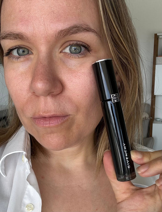 Le Mascara Seul : Un Statement Beauté Audacieux et Minimaliste