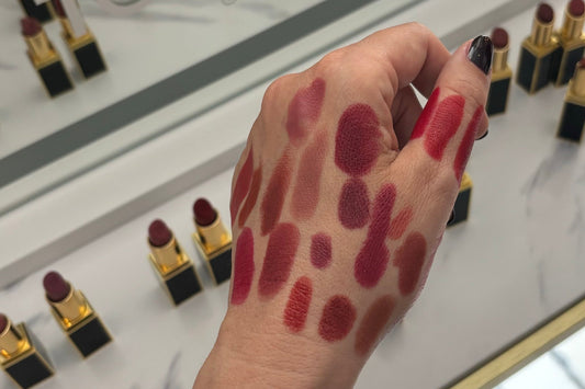 L’art du swatch : quand le rouge à lèvres se choisit sur la peau